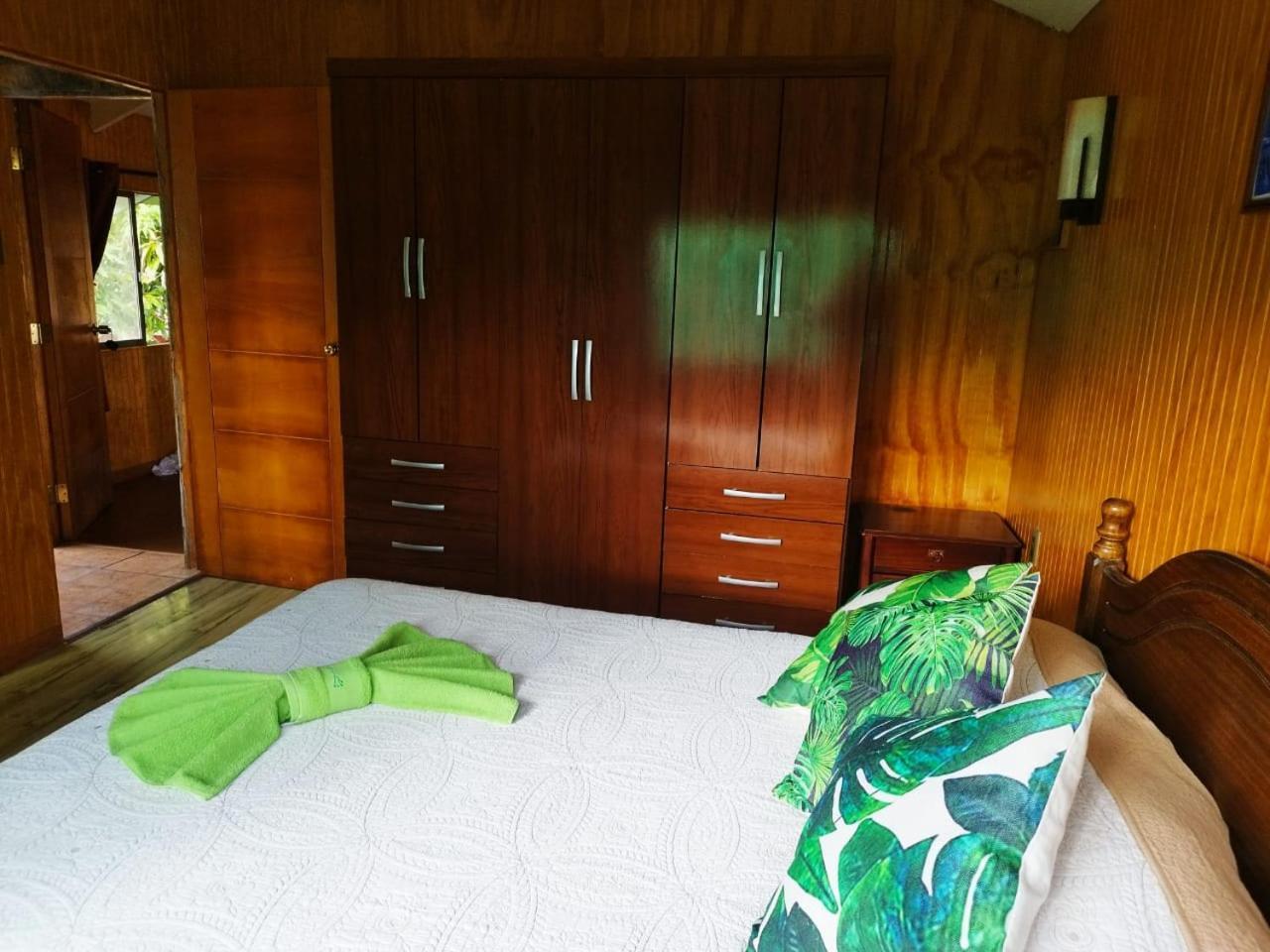 Hostal Avareipua ハンガ・ロア エクステリア 写真